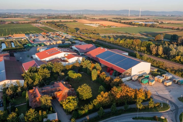 Industriegebiet mit Solarpaneelen auf Dächern.