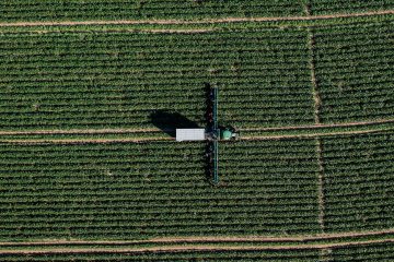 Tractorul în câmp, din perspectiva unei păsări
