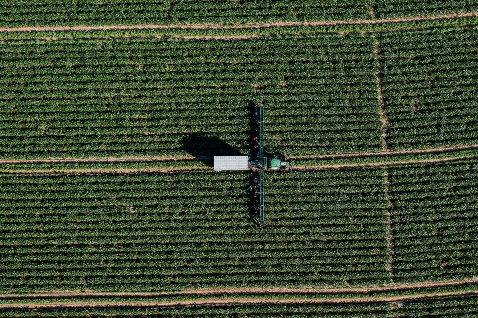 Tractorul în câmp, din perspectiva unei păsări