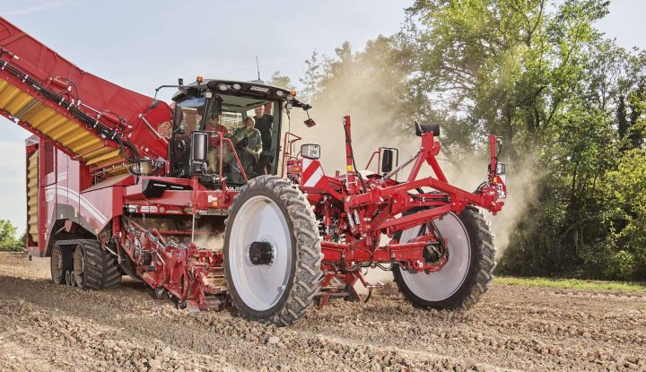 Traktor bei der Feldarbeit