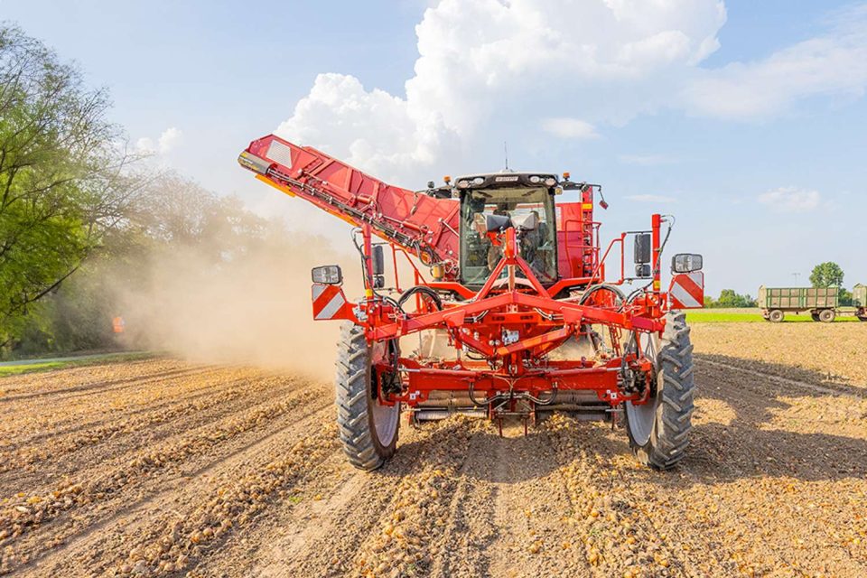 Mașină agricolă care recoltează recolte.