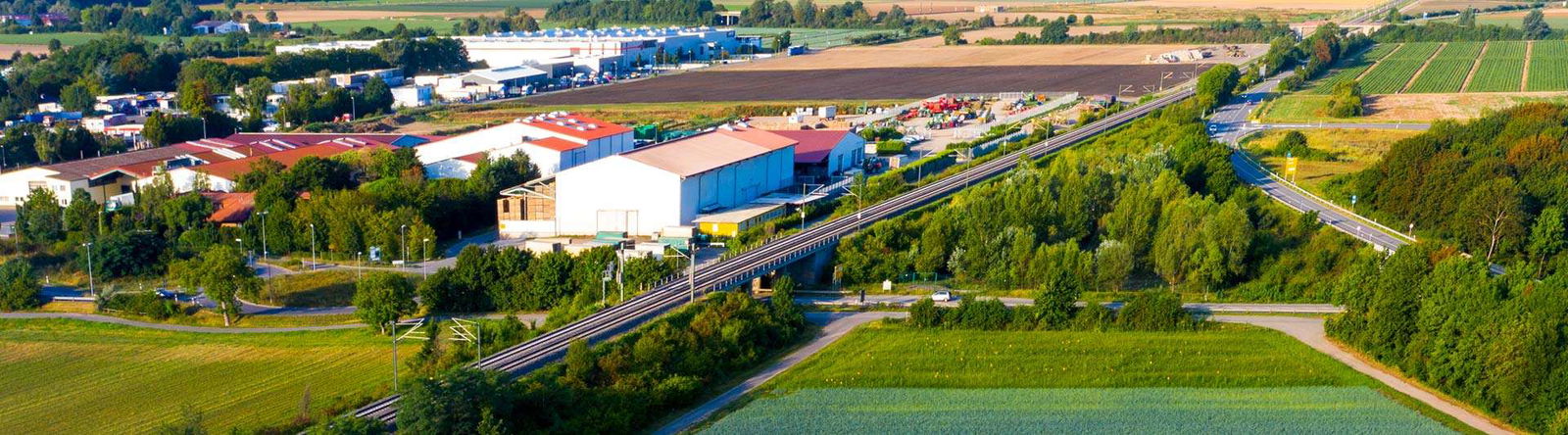 Luftaufnahme einer ländlichen Industriezone