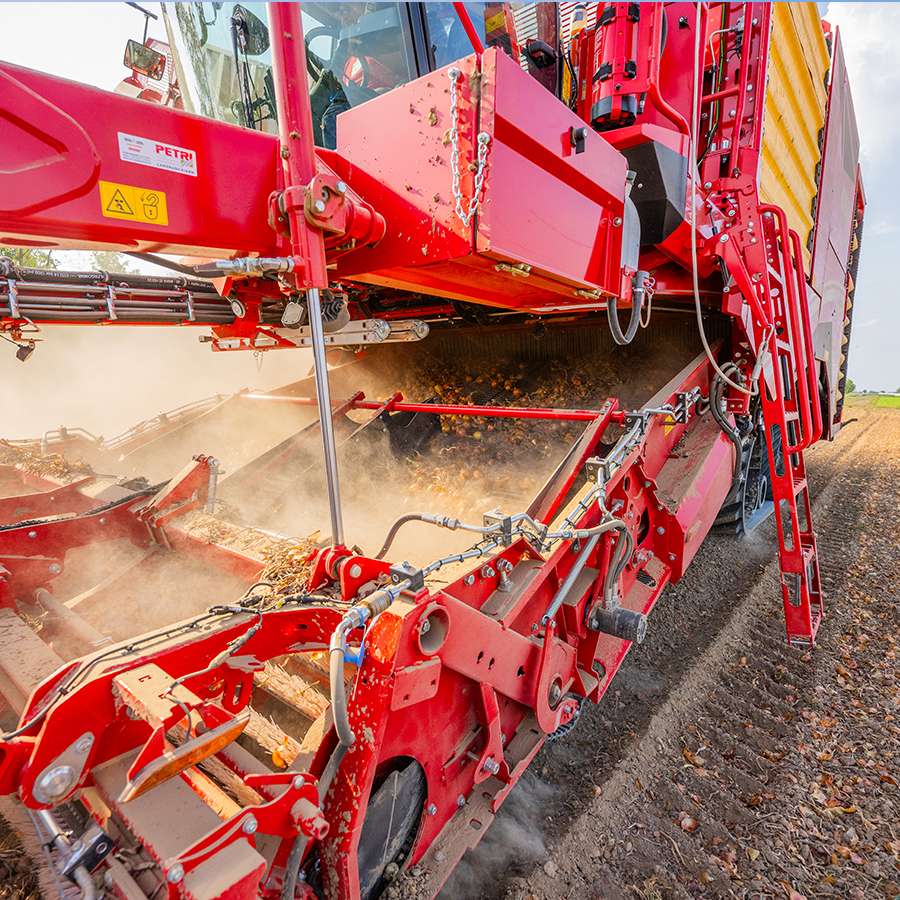 Landwirtschaftliche Maschine erntet auf Feld.